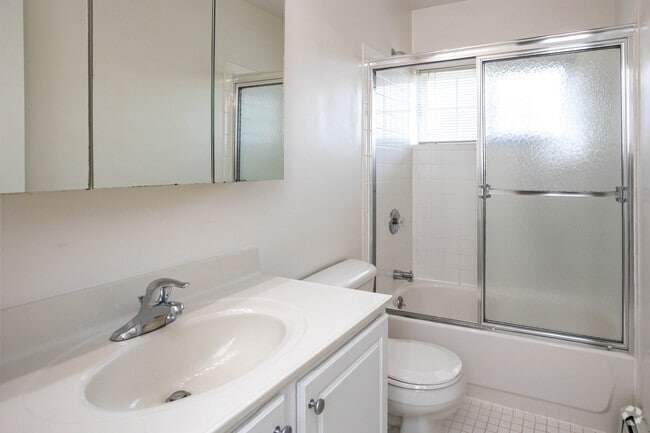 1BR,1BA - 864SF - Bathroom