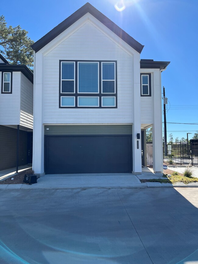 Photo - 1117 Highland Square Ln Townhome