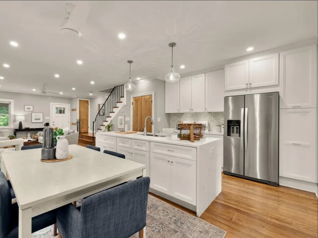 Photo - 907 Varnum St NE