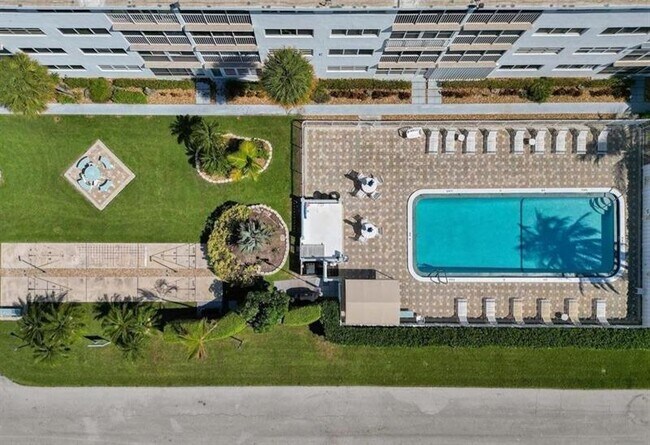 Photo - 3211 NE 8th St Unidad 301D