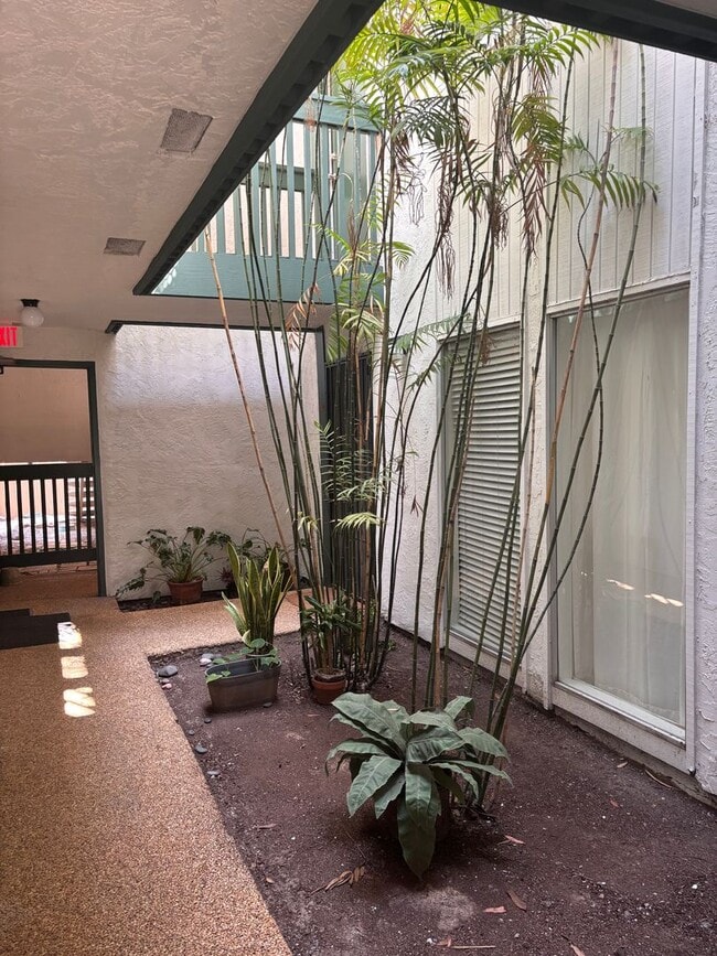 Building Photo - Bay Ho 3 Bd 2 Ba Corner first level Condo for lease