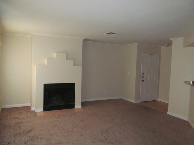Building Photo - 2 BED 2 BATH DOWNSTAIRS APARTMENT FOR REN...