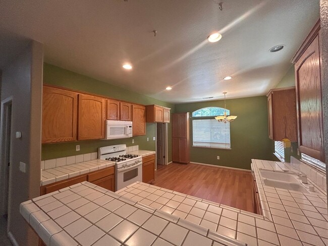 Building Photo - Open and spacious in Lemoore
