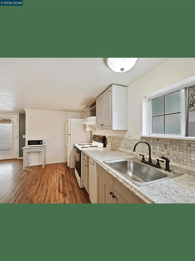 Photo - 326 1/2-E 1/2 Locust St