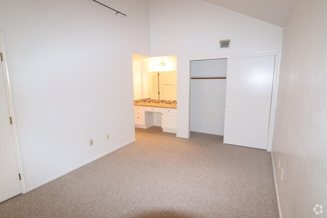 Building Photo - 2 Bedroom, 2 Bath Rental