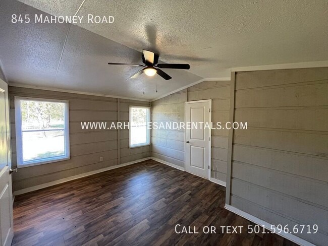 Photo - 845 Mahoney Rd