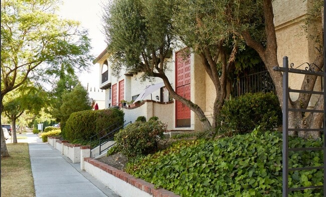Building Photo - Amazing Spacious 2 Bedroom Condo in the He...