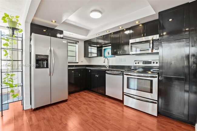 Building Photo - 2771 Taft St Unit 303