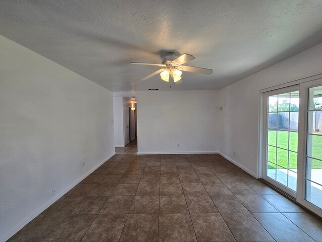 Sala de estar - 4577 N Lorna Ave