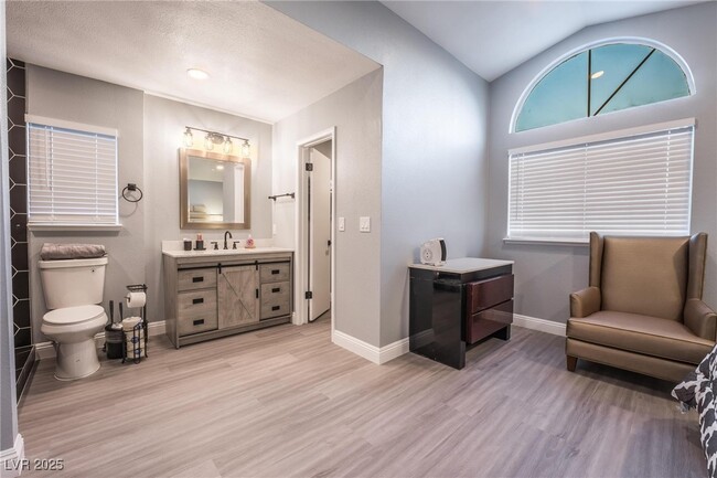 Photo - 3220 Shoreheight St