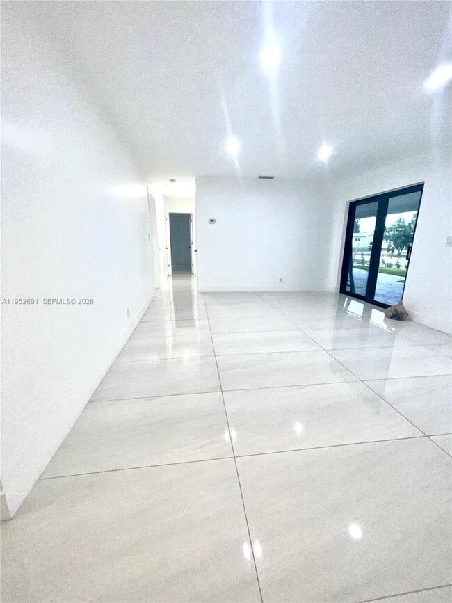 Photo - 7590 Johnson St