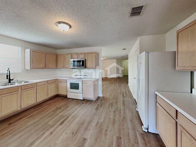 Photo - 16136 Shawnee Trl