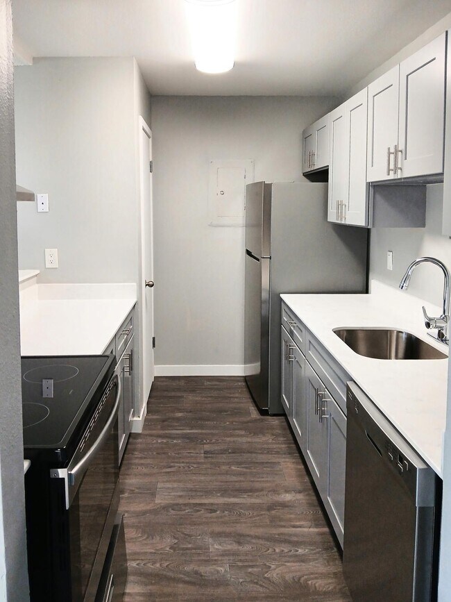 Phoenix Court Apartments - Phoenix Court Apartments