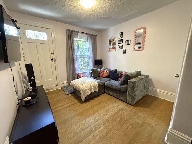 Building Photo - 129 Emerald St S Unit 2