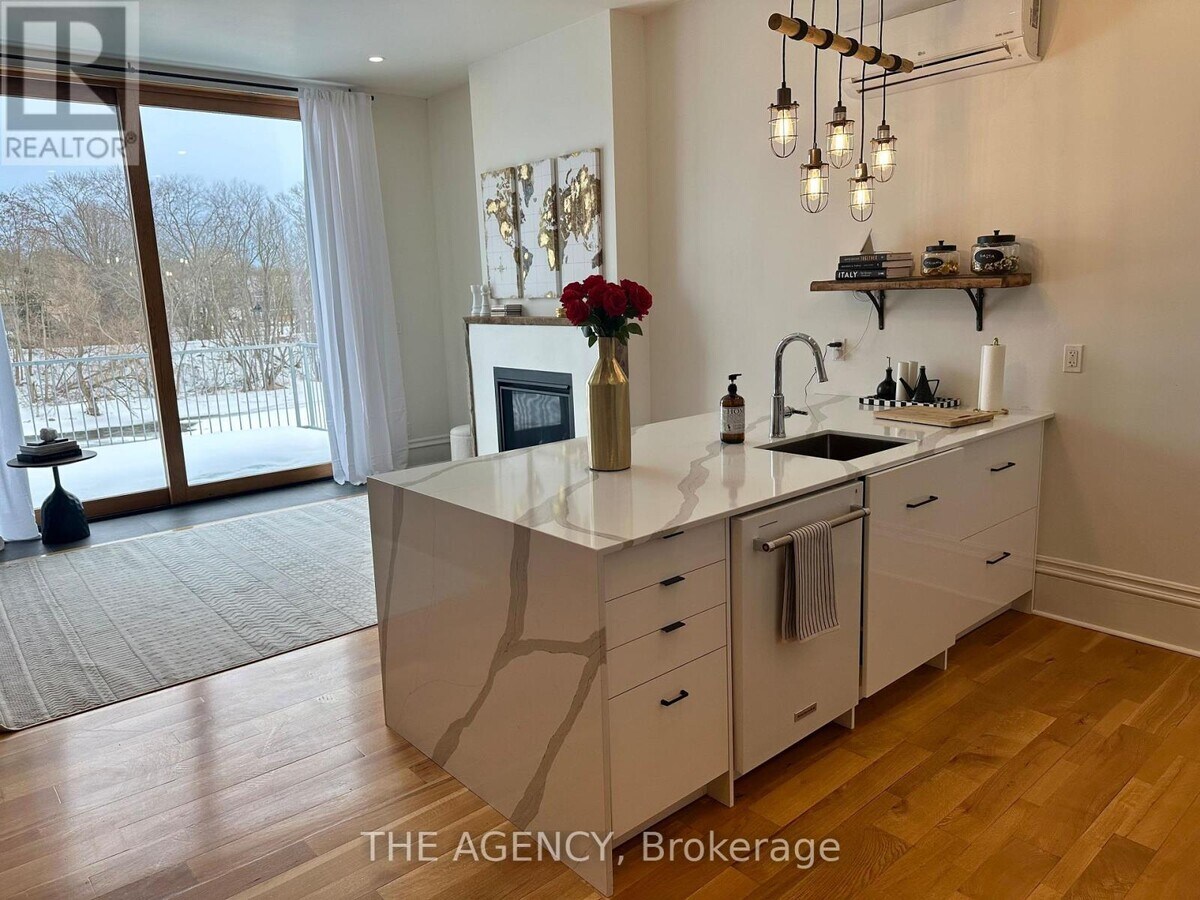 Photo - 73 Grand River St N