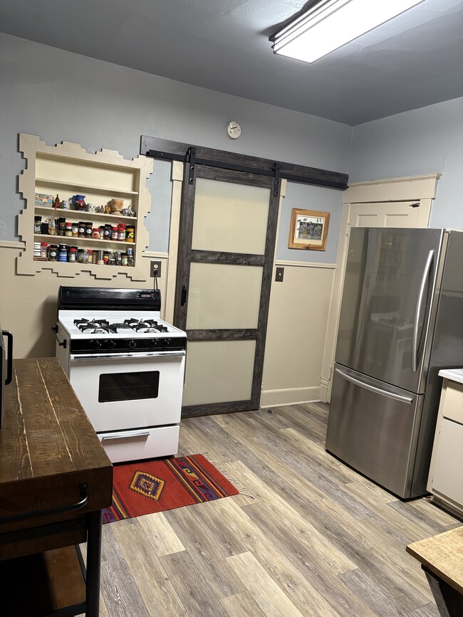 Kitchen - 302 W Illinois St