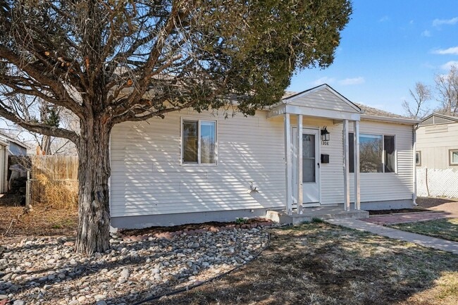 Photo - *2 Bedroom Detached Garage, Large Lot Updated and Clean**