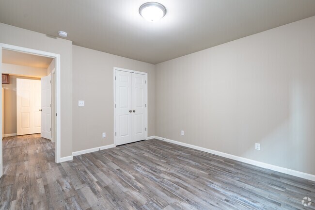 2BR, 1BA - 917SF - Primary Bedroom
