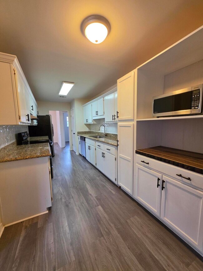 Photo - 404 Riverchase Blvd