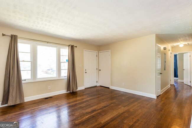 Photo - 491 Oak Dr SE