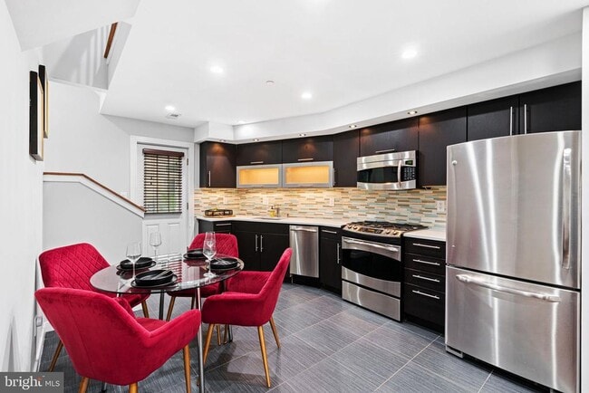 Building Photo - 444 Poplar St