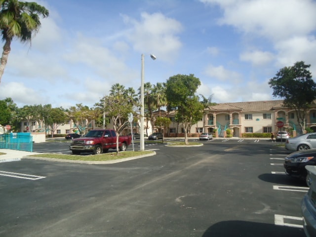 Building Photo - 1320 SE 31st Ct Unit 204