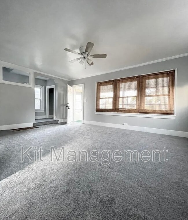 Photo - 924 National