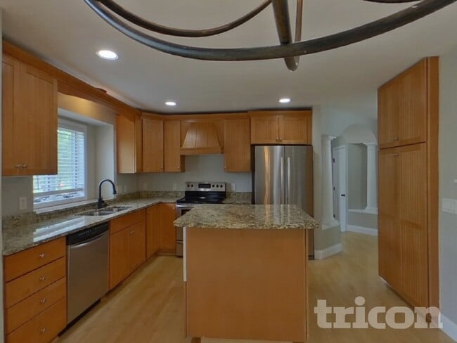 Photo - 606 Lincoln Dr NE