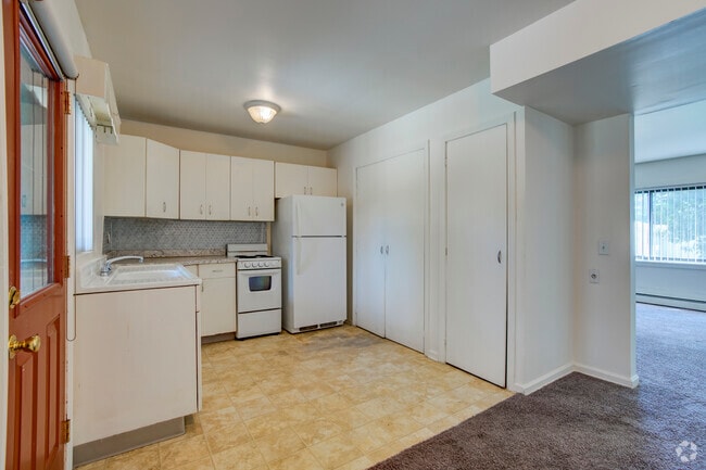 1BD, 1BA - 755SF - Dining/Kitchen - Amber Square Apartments and Townhomes