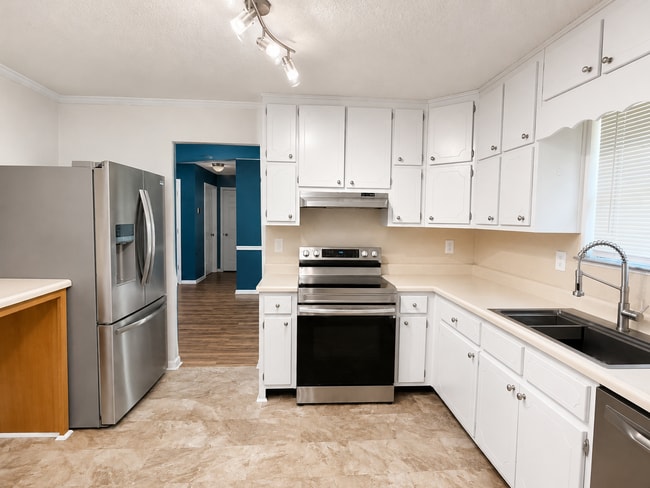 Photo - 157 Davidson Dr
