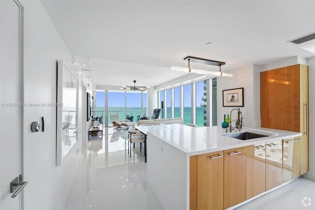 Building Photo - 6799 Collins Ave Unit 1505 Rental