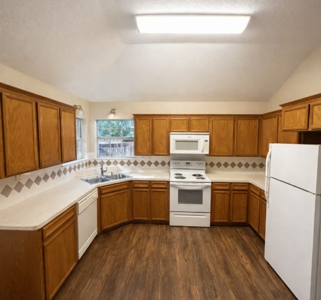 Photo - AVAILABLE MID MAY ; APPLY TODAY ON OUR WEBSITE!!!