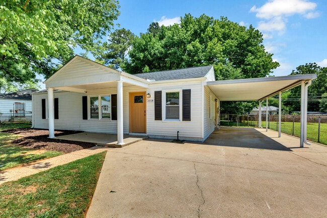 Photo - 1018 Fairway Dr NW