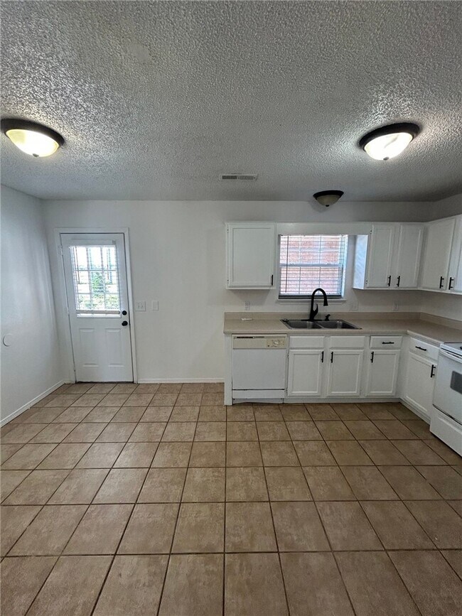 Photo - 3301 SW Victoria Pl