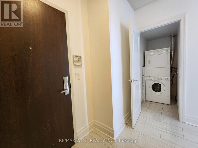 Photo - 1 Upper Duke Crescent Unité 409A