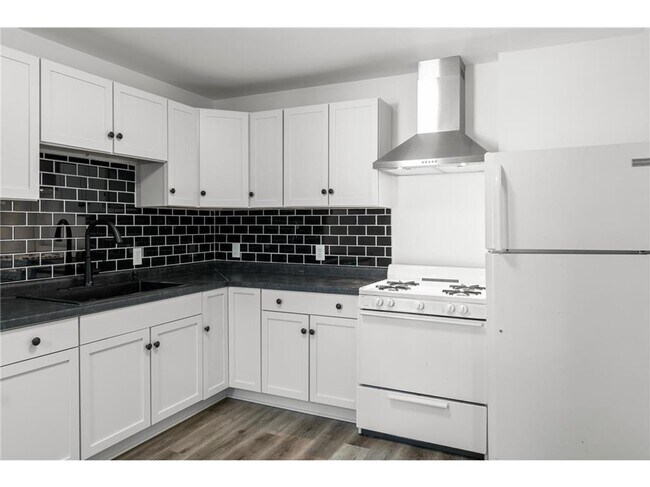 Photo - 230 Curtice St E House