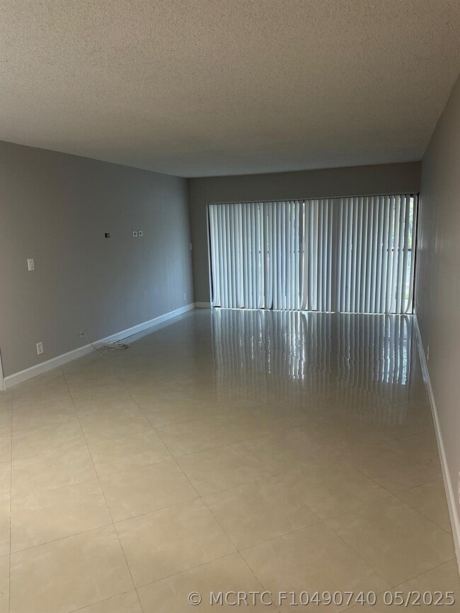 Building Photo - 210 Lakeview Dr Unit 206