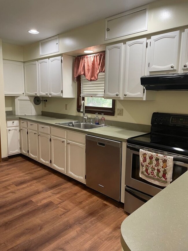 Building Photo - 3 Bedroom Home in Dauphin