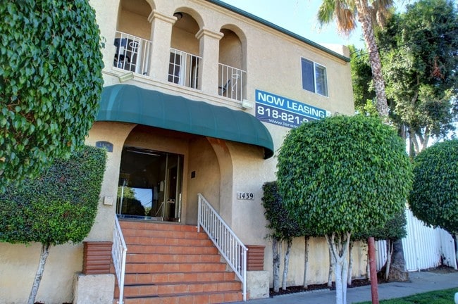 1439 Curson