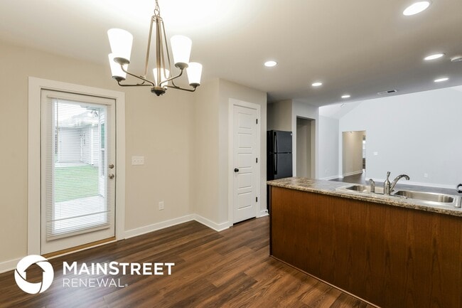 Photo - 865 Maple Trce