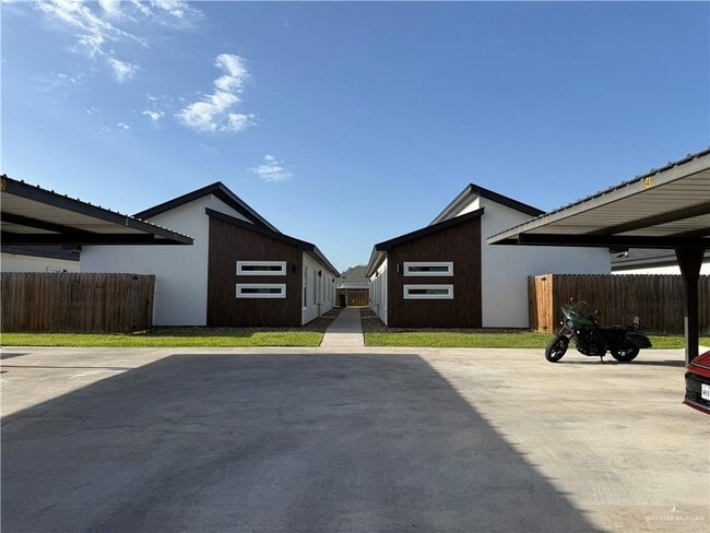 Building Photo - 12 West Dr Unit #4