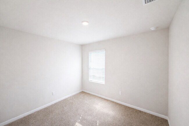 Photo - 20570 Charles St