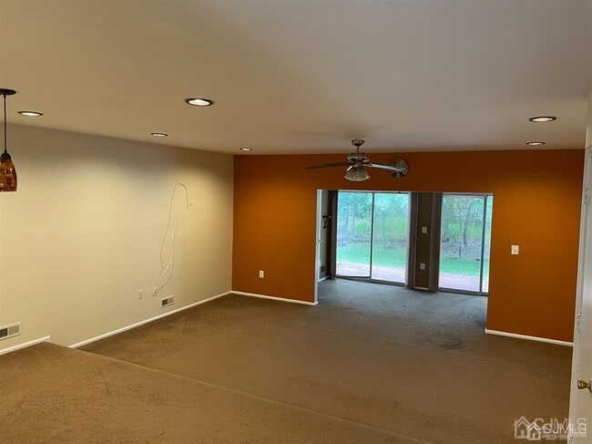 Photo - 401 Hadleigh Ln