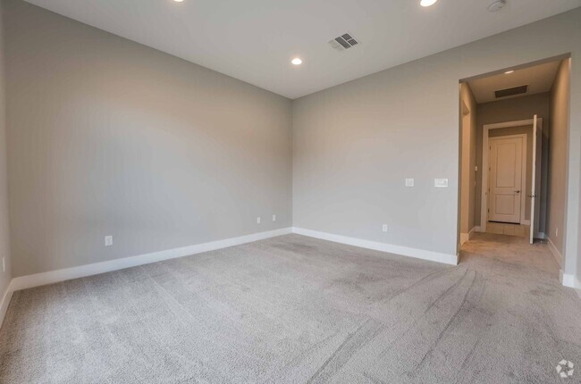 Building Photo - Stunning 3 Bedroom One Story home in Summe...