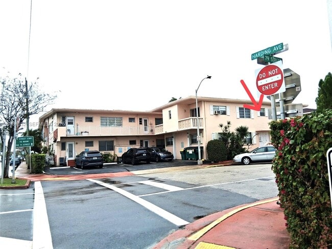 Photo - 7860 Harding Ave Unidad 4B