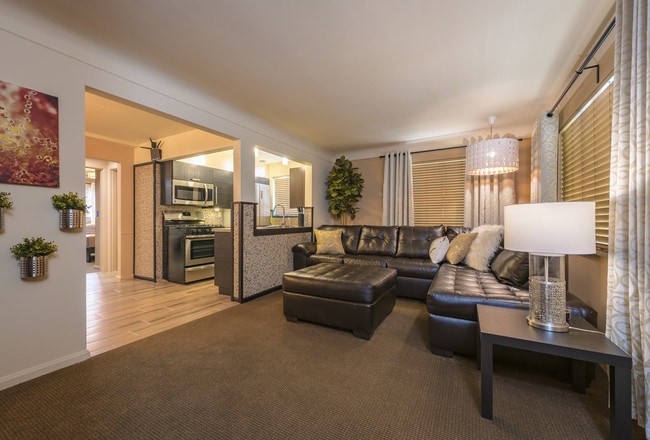 alojamiento corporativo sala de estar D2 - HomelinkCincinnati Corporate Housing