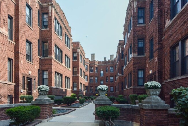 Building Photo - 4419 N Wolcott Ave Unit M00H