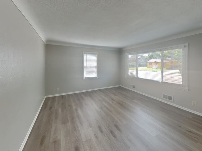 Photo - 2080 McKnight Rd N