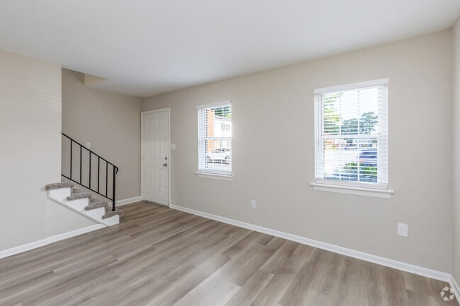 2 habitaciones, 1.5 baños - 984 pies cuadrados - Sala de estar - Hickory Point Townhomes