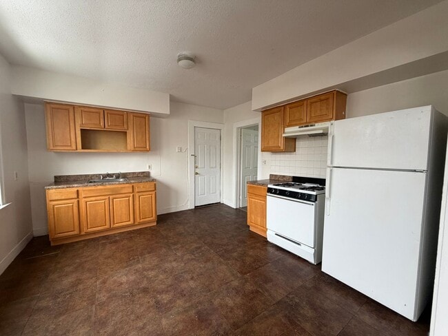 Building Photo - 57 Maltby St Unit 2nd Front